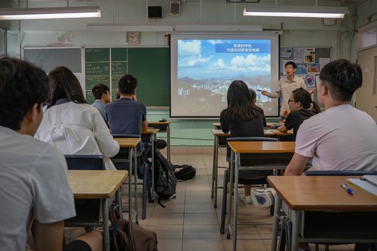 本會導師到校進行活動，首先和學生簡介香港兩爬生態
