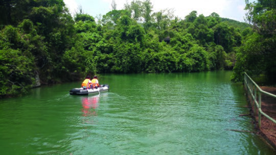 Internship at tropical forests and rivers? In fact, it was an outdoor field trip of a research project. (2021 intern, 羅頌賢 and 黃紫淳)