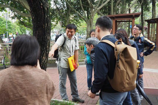 OWLHK Founder Bond Shum leading one of the group in the “Tai Po Orientation” programme, and introducing the concept of urban tree management.