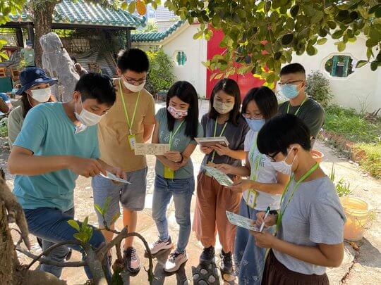 The School of Everyday Life participating in the self-exploring activity “Forest Exploration Logbook” led by OWLHK