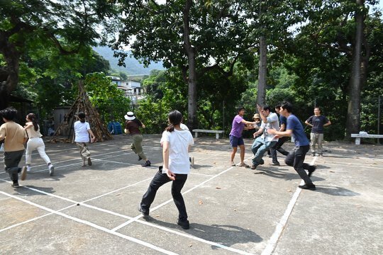 OWLHK 團隊投入參與由自然學校帶領的「貓頭鷹與烏鴉」熱身遊戲