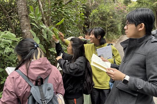參加者以筆記記錄有趣的植物發現