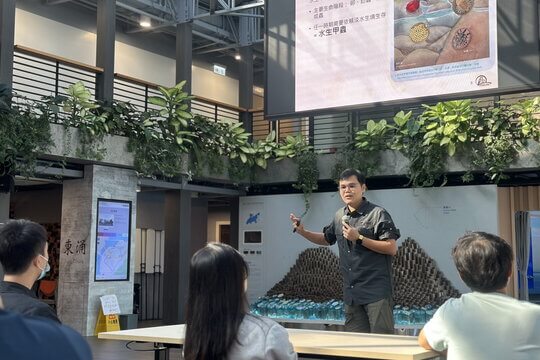 本會蘇英健博士透過理論課，講解關於水生甲蟲的生態概念，包括生命週期和棲息地