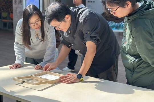 參加者以標本研習協助辨識水生甲蟲，觀察牠們細微的特徵、結構