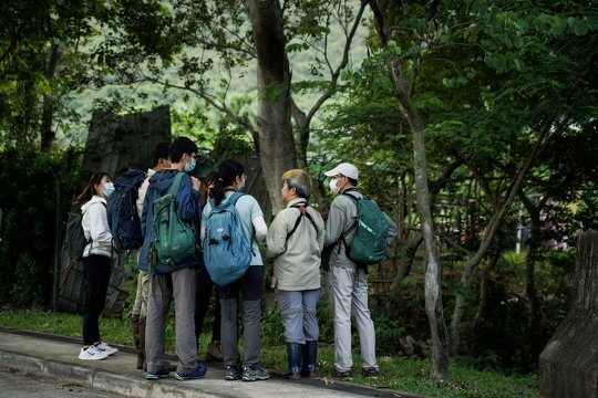 At the beginning of the field trip, the tutor first explained the precautions and identification techniques to participants.