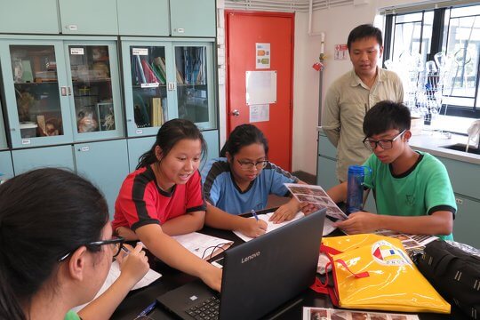 Students prepare the group presentation together under tutor’s guidance