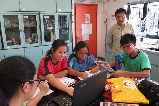 Students prepare the group presentation together under tutor’s guidance