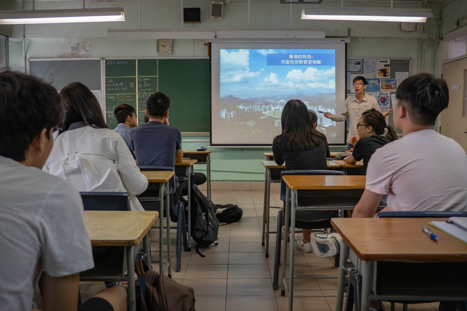 OWLHK tutors give a talk introducing ecology of amphibians and reptiles in Hong Kong at school