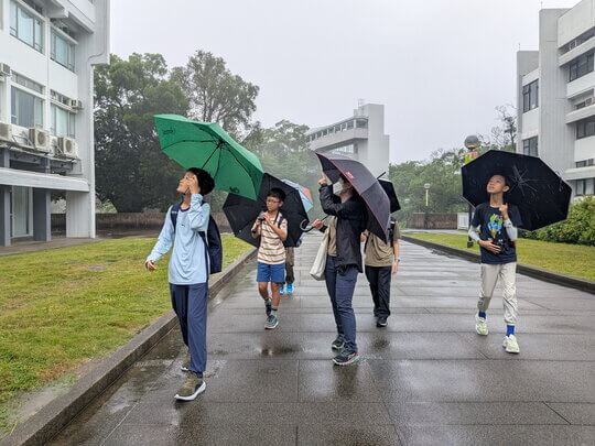 即使遇上不穩定天氣，亦無阻學員到戶外收集數據！