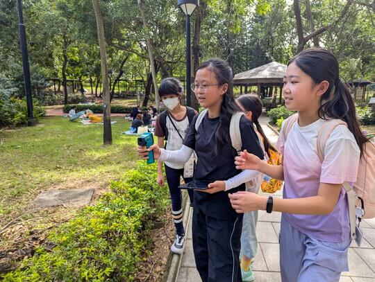 學員使用儀器收集環境數據，了解雀鳥的生活習性。