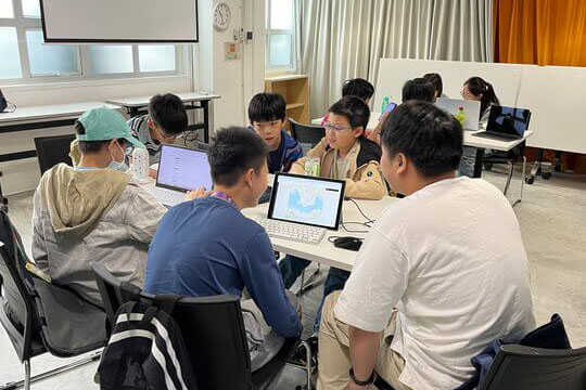 學員在導師指導下，整理及分析數據，準備運用地圖呈現數據。