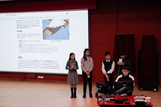 學員正在向嘉賓和家長分享研習成果！