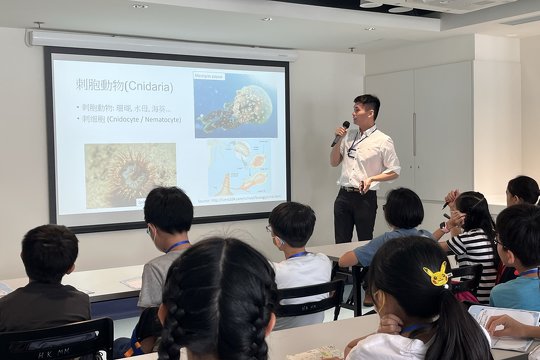 Through interactive lecture, students learned about the ecology of marine invertebrates.