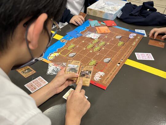 Ambassadors from Sesarmid Crab Group trying out the board game《Surviving in Mangrove》