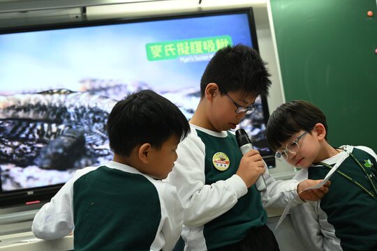 The finished product finally arrives! Using tablet software, edited into a film together with narration by the students, it becomes a set of meaningful ecological documentaries!