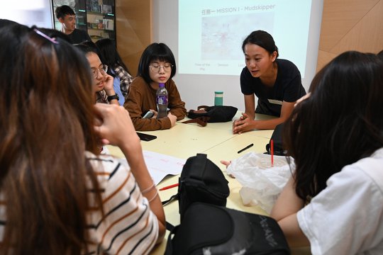 <a href="http://www.daphnewong.org/" target="_blank">Ms. Daphne Wong</a>, a young ecological documentary director in Hong Kong, offered personal guidance to the students
