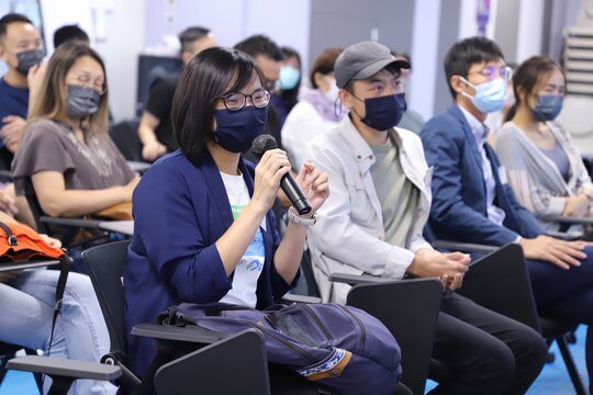 香港觀鳥會副總監胡明川小姐當日到來為同學帶來不少寶貴的建議及鼓勵。