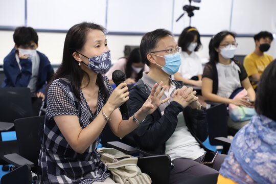 Parents are also enthusiastic about providing feedback to students’ presentations.