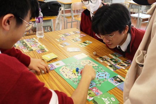 學生透過本會出版的《蝶影尋蹤》桌上遊戲認識香港蝴蝶物種。