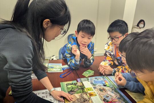 以桌遊的互動方式，讓學生認識香港的生境及生態系統。