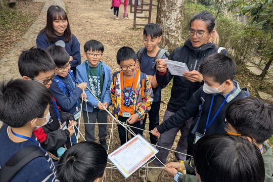 透過團體合作遊戲，教授「食物網」在自然生態的重要性。