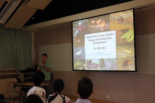 Dr. Billy Hau from HKU School of Biological Sciences introduced the relationship between climate change, forest conservation and sustainable development.