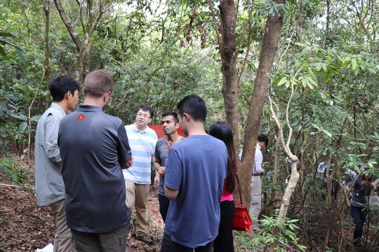 本會創辦人及教育總監馬昀祺博士為來自世界各地的匯豐銀行同事講解森林保育的重要