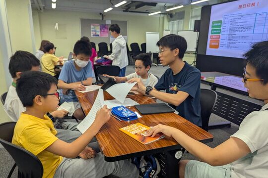 學員將收集到的昆蟲數據進行整理和深入分析，為小組匯報做好充分的準備。