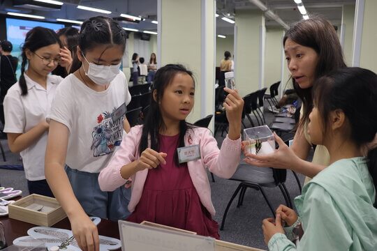 學員和家長結業典禮上齊聚一堂，學員更熱情地向家長介紹各昆蟲特徵及其生態角色。