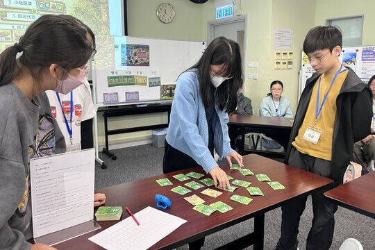 藉著「真人版」生態桌遊活動，學員能趣味盎然地認識香港的森林生態及物種間的微妙關係。