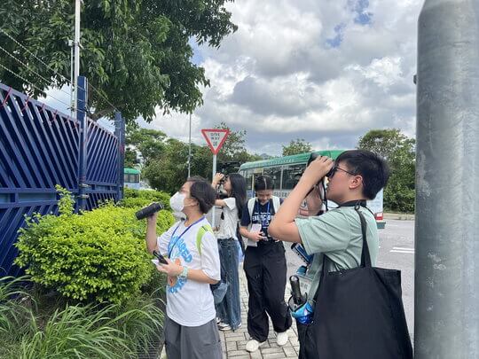 [Group D &ndash; Alexandrine Parakeets]Students visited local hotspots of Alexandrine Parakeets in the wild, using binoculars to track their sightings and observe their behaviour.