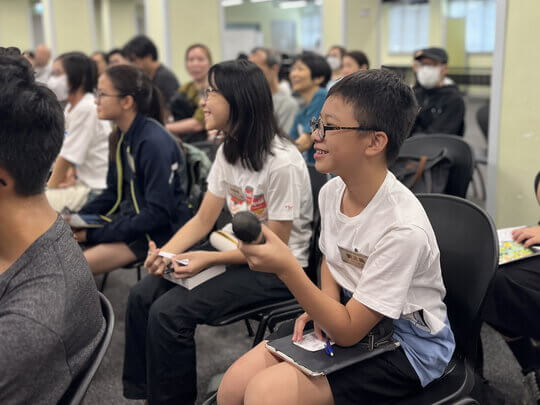 Students listened carefully during the presentation session and actively asked questions to interact with other groups.